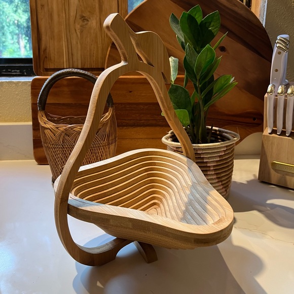 Wooden collapsible pear shaped fruit basket - Picture 2 of 9